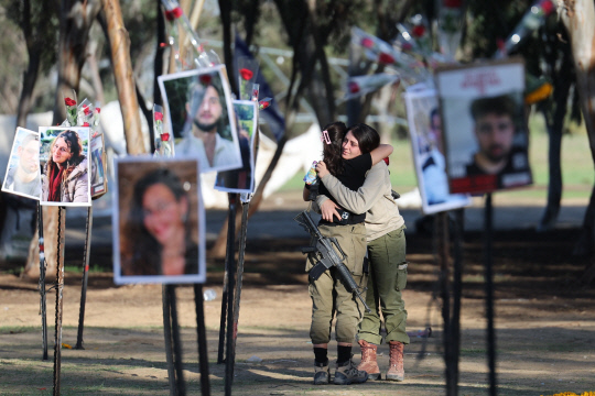 지난 11월 29일(현지시간) 이스라엘 군인들이 하마스의 공격 희생자들을 기리는 현장에서 포옹하고 있다. [EPA 연합뉴스]